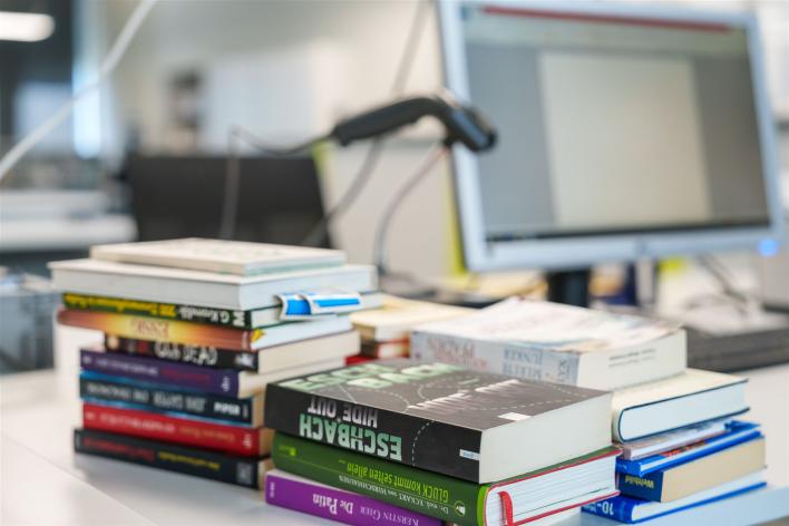 Man sieht einen Bücherstapel des Projekts "Book4Good".