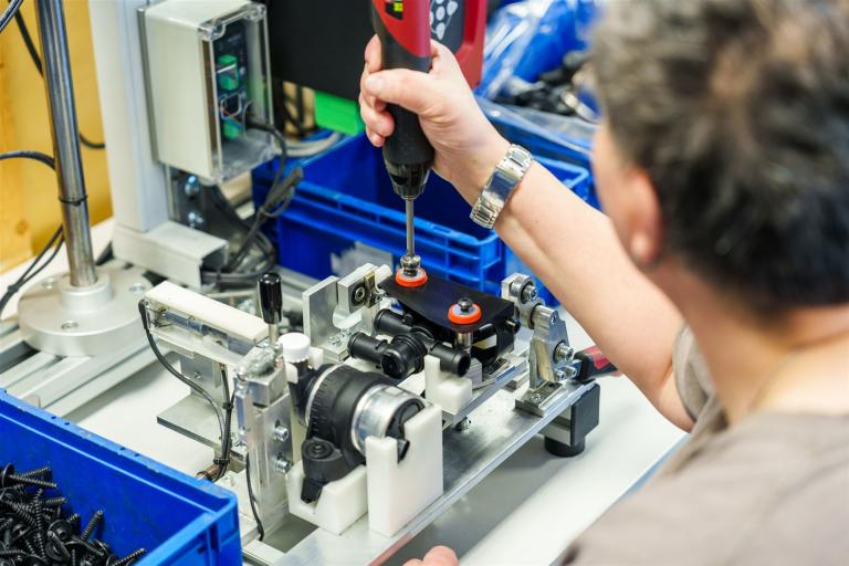 Man sieht einen Ausschnitt der Industriemontage.